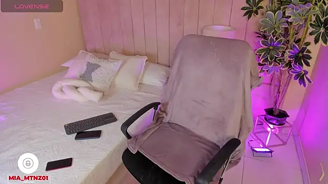 Mia mtnz02 online show from 11/10/25, 01:21