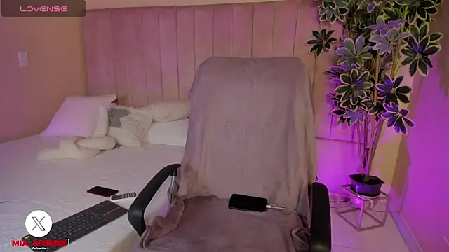 Mia mtnz02 online show from 11/08/25, 12:47