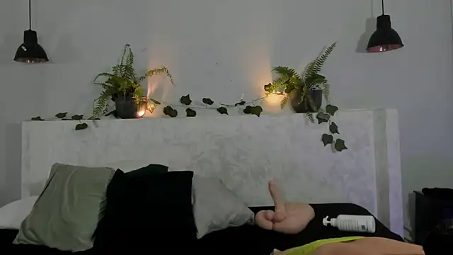 victoria flores1 online show from 11/21/25, 12:53