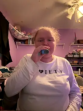 Snapshot of KadiSparkle chatting on 11/18/25, 02:38 KadiSparkle online show from 11/18/25, 02:38