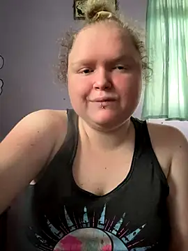 Snapshot of KadiSparkle chatting on 09/24/25, 03:40 KadiSparkle online show from 09/24/25, 03:40