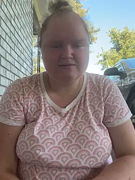 Snapshot of KadiSparkle chatting on 09/22/25, 10:38 KadiSparkle online show from 09/22/25, 10:38