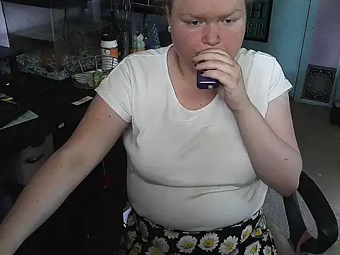 Snapshot of KadiSparkle chatting on 09/17/25, 02:08 KadiSparkle online show from 09/17/25, 02:08