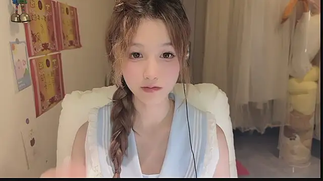 Snapshot of FuFu-puff chatting on 10/13/25, 01:02 FuFu-puff online show from 10/13/25, 01:02
