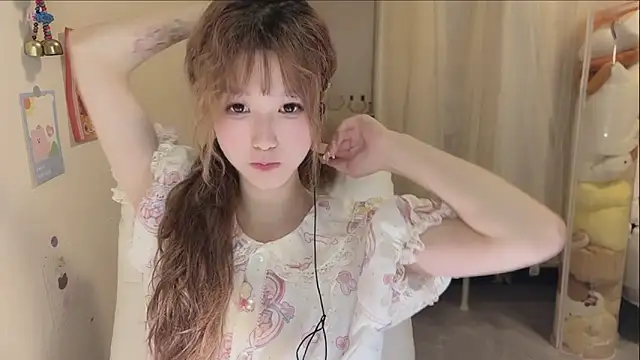 Snapshot of FuFu-puff chatting on 09/20/25, 12:32 FuFu-puff online show from 09/20/25, 12:32