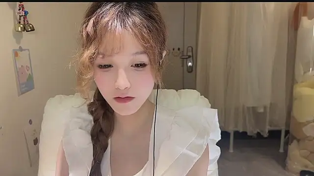 Snapshot of FuFu-puff chatting on 10/06/25, 12:06 FuFu-puff online show from 10/06/25, 12:06