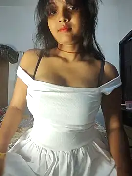 Snapshot of RAYI_Queen_2 chatting on 10/17/25, 01:13 RAYI Queen 2 online show from 10/17/25, 01:13