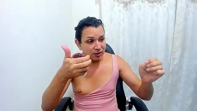 Snapshot of miss_bigcockts chatting on 09/22/25, 10:32 miss bigcockts online show from 09/22/25, 10:32