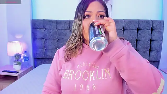 isabella horney  online show from 09/25/25, 07:31