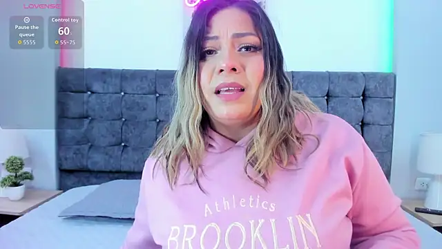 isabella horney  online show from 10/13/25, 08:21