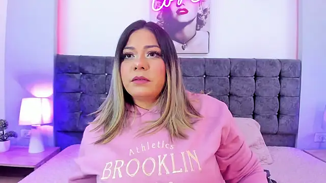 isabella horney  online show from 10/25/25, 05:57