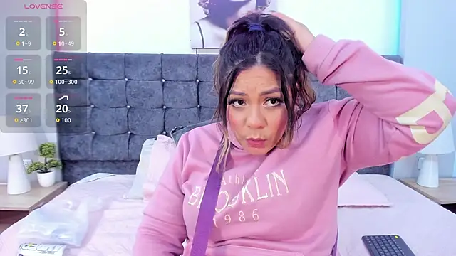 isabella horney  online show from 11/21/25, 08:08