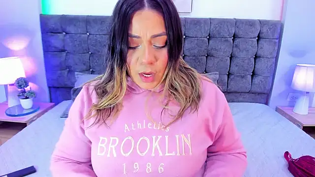 isabella horney  online show from 12/21/25, 07:37