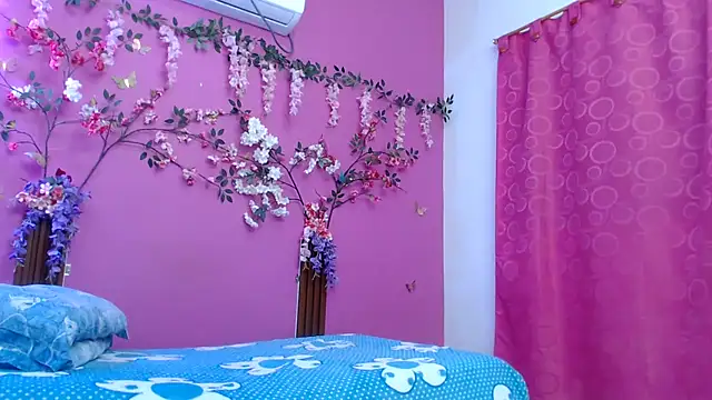 Snapshot of skinnybarbie022 chatting on 05/11/26, 12:45 skinnybarbie022 online show from 05/11/26, 12:45