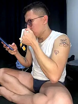 Kurtxxx22 online show from 12/04/25, 01:37