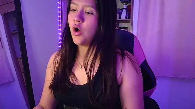 Snapshot of Oliviawatson1 chatting on 06/19/26, 12:00 Oliviawatson1 online show from 06/19/26, 12:00