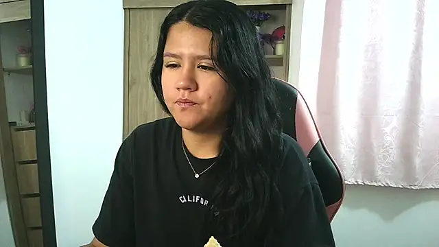 Oliviawatson1 online show from 11/13/25, 12:42