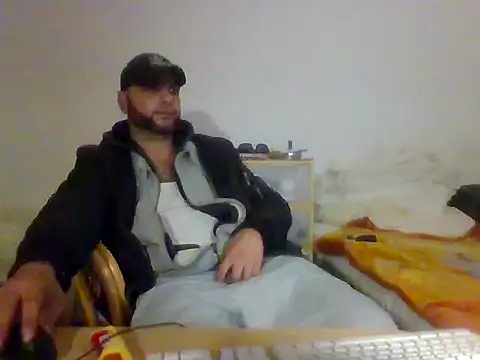 Snapshot of SmokedAlloy2 chatting on 11/16/25, 06:12 SmokedAlloy2 online show from 11/16/25, 06:12