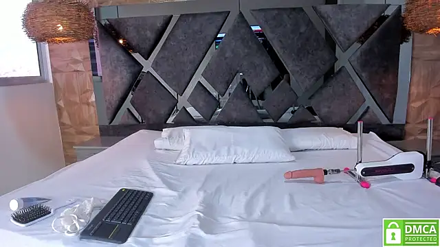 Selene  Lopez  online show from 11/29/25, 08:09