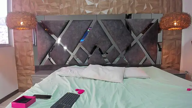 Selene  Lopez  online show from 04/17/26, 08:22