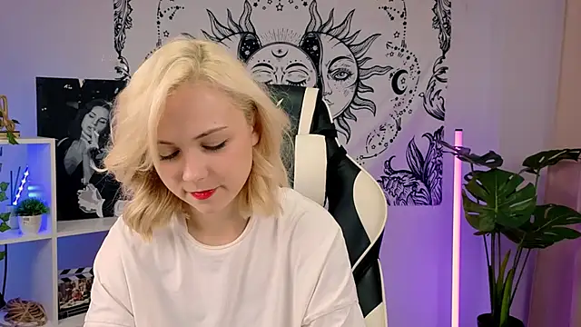 Charlotte Colinss online show from 09/16/25, 04:35