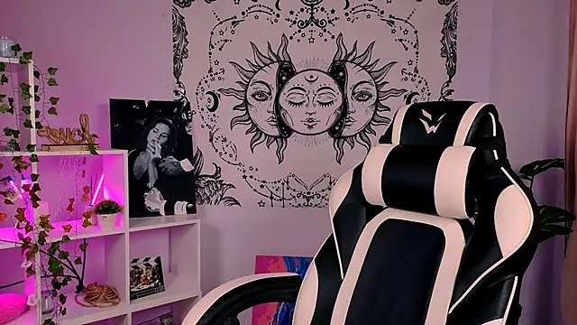 Charlotte Colinss online show from 09/17/25, 04:25