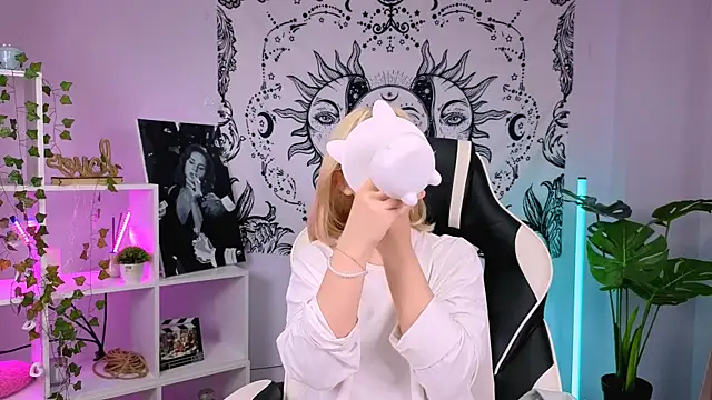 Charlotte Colinss online show from 09/23/25, 03:02