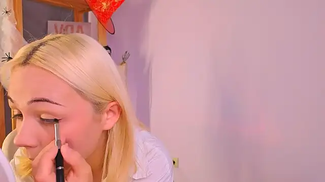 Charlotte Colinss online show from 10/25/25, 03:49