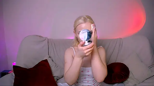 Charlotte Colinss online show from 02/17/26, 04:21