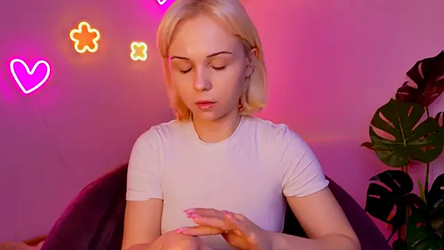 Snapshot of Charlotte_Colinss chatting on 04/08/26, 03:30 Charlotte Colinss online show from 04/08/26, 03:30