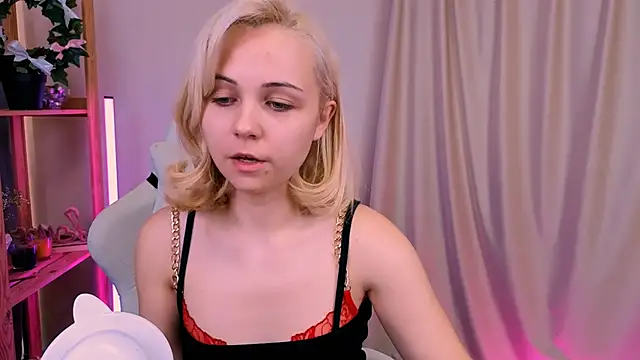 Charlotte Colinss online show from 10/12/25, 04:03