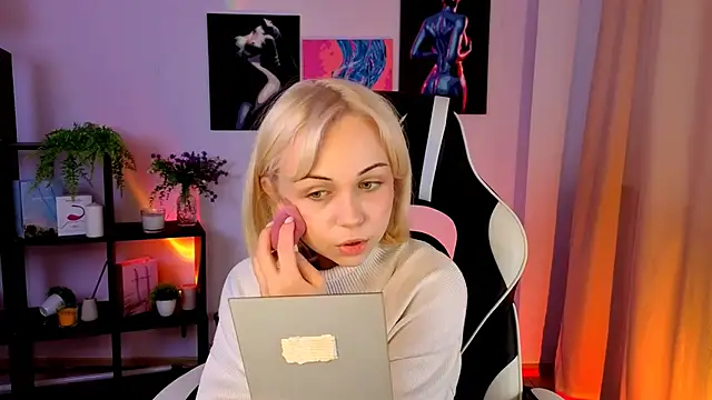 Snapshot of Charlotte_Colinss chatting on 05/15/26, 04:43 Charlotte Colinss online show from 05/15/26, 04:43