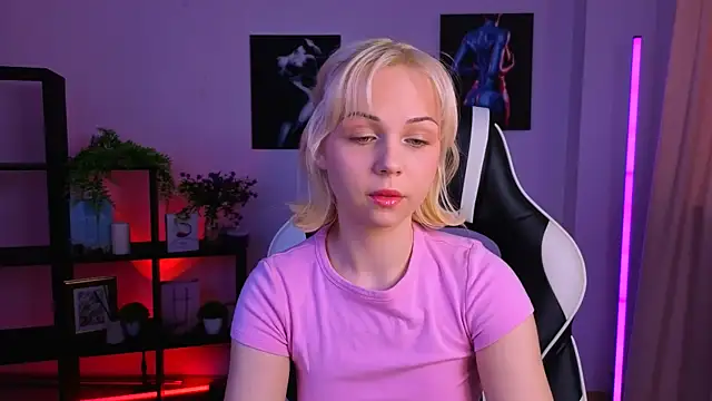 Snapshot of Charlotte_Colinss chatting on 04/04/26, 03:57 Charlotte Colinss online show from 04/04/26, 03:57