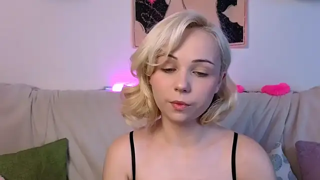 Charlotte Colinss online show from 10/17/25, 04:49