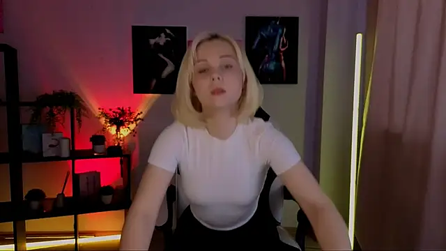 Snapshot of Charlotte_Colinss chatting on 04/30/26, 04:41 Charlotte Colinss online show from 04/30/26, 04:41