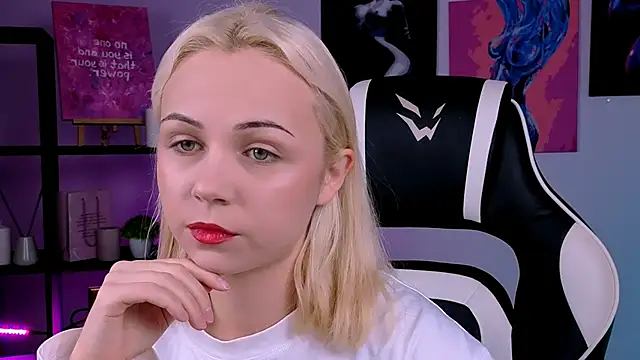 Charlotte Colinss online show from 10/13/25, 02:57