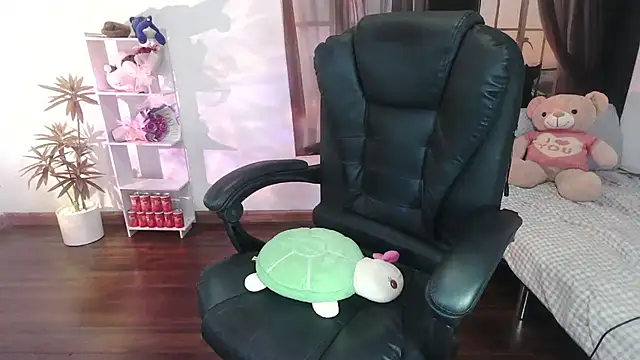 Snapshot of Suzie_Wet_Cave chatting on 09/21/25, 12:32 Suzie Wet Cave online show from 09/21/25, 12:32