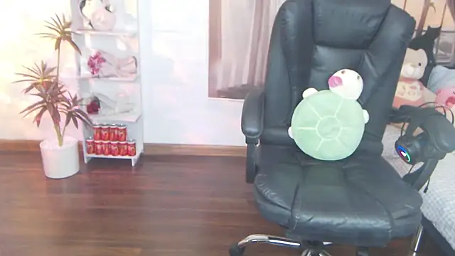 Snapshot of Suzie_Wet_Cave chatting on 09/25/25, 11:49 Suzie Wet Cave online show from 09/25/25, 11:49