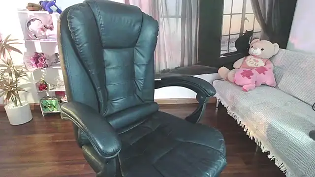 Snapshot of Suzie_Wet_Cave chatting on 11/02/25, 06:57 Suzie Wet Cave online show from 11/02/25, 06:57