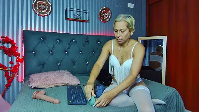 Snapshot of geminis_milf chatting on 10/03/25, 06:42 geminis milf online show from 10/03/25, 06:42