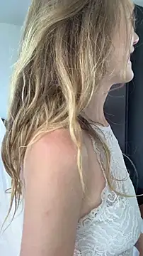 Snapshot of andyzuzka chatting on 12/14/25, 04:01 andyzuzka online show from 12/14/25, 04:01