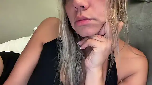 Snapshot of prettyykitty22 chatting on 11/23/25, 04:44 prettyykitty22 online show from 11/23/25, 04:44