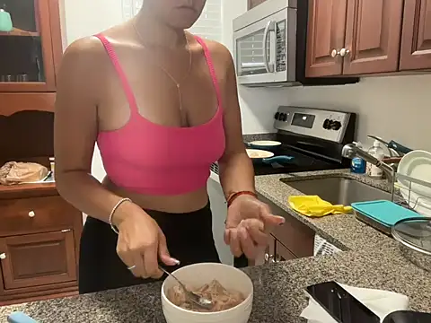 prettyykitty22 online show from 09/17/25, 05:48