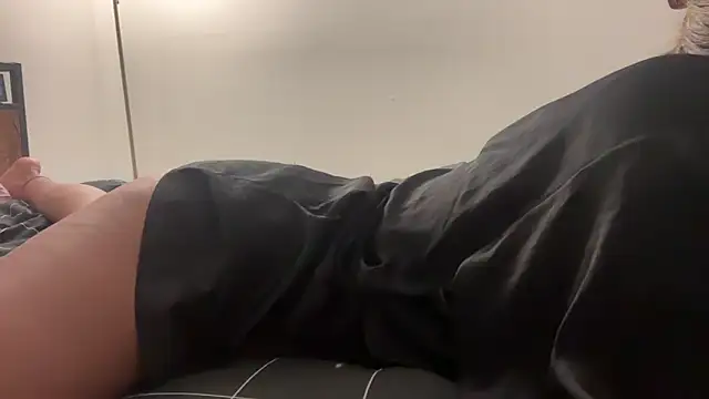 prettyykitty22 online show from 10/28/25, 04:02