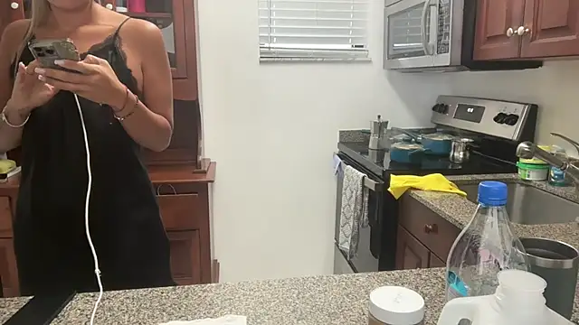 prettyykitty22 online show from 10/27/25, 02:18