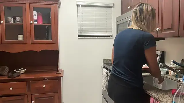 prettyykitty22 online show from 11/03/25, 12:38