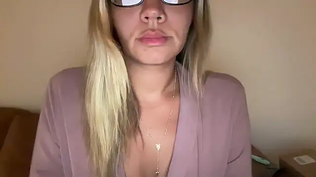 prettyykitty22 online show from 09/21/25, 08:30