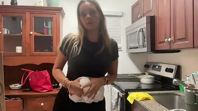 Snapshot of prettyykitty22 chatting on 11/15/25, 02:37 prettyykitty22 online show from 11/15/25, 02:37