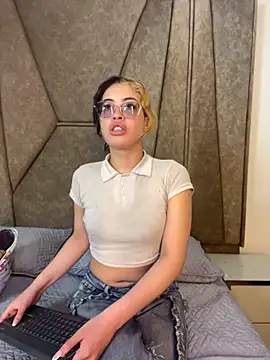 Snapshot of Isabela_Colins chatting on 11/04/25, 12:31 Isabela Colins online show from 11/04/25, 12:31