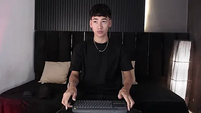 Dominic ghost online show from 11/30/25, 09:26